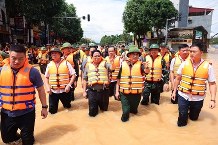 PM directs flood relief efforts in Thai Nguyen province, visits affected residents